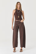 CALÇA ALINE FEMININA BARREL RECORTES SARJA MARROM