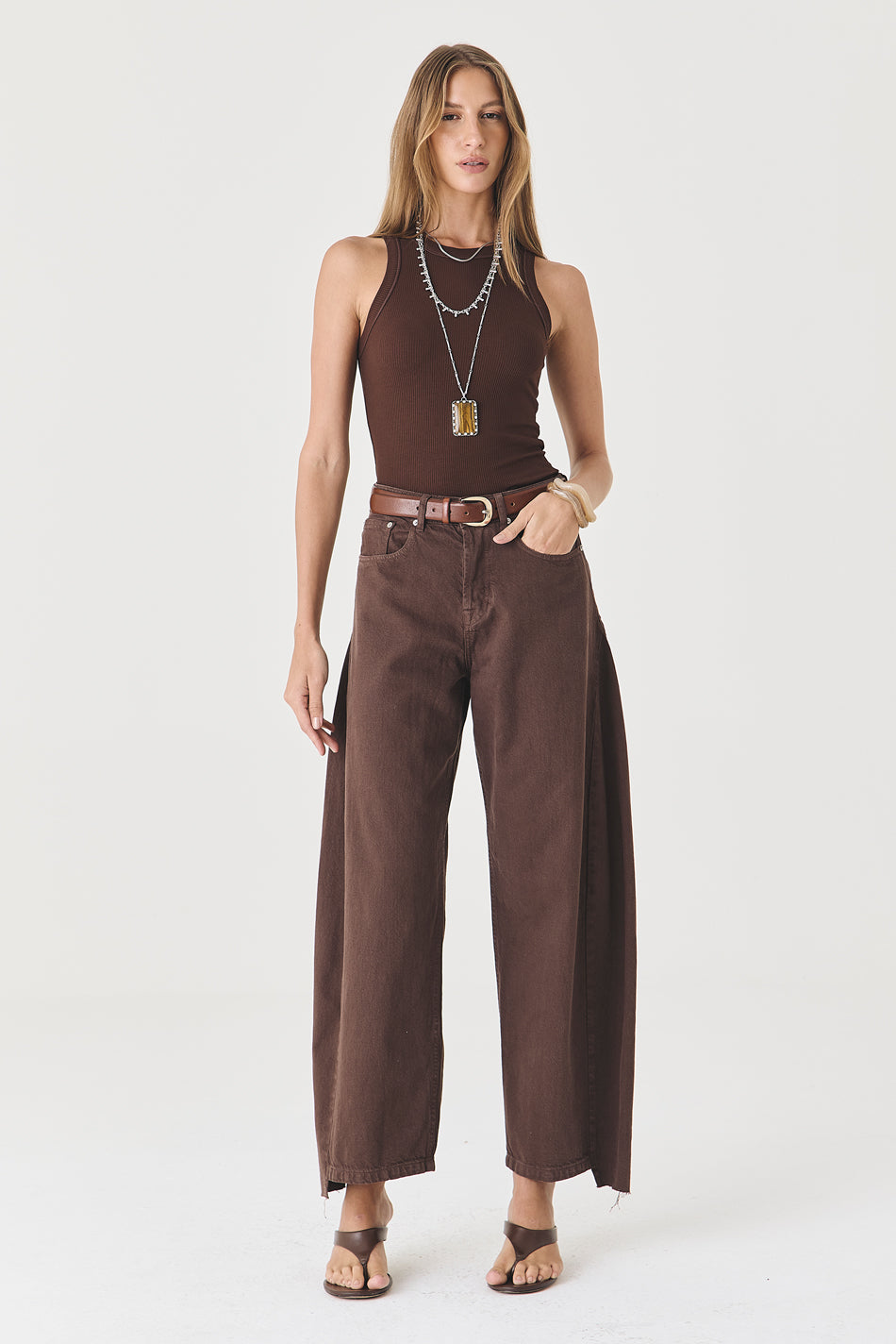 CALÇA ALINE FEMININA BARREL RECORTES SARJA MARROM