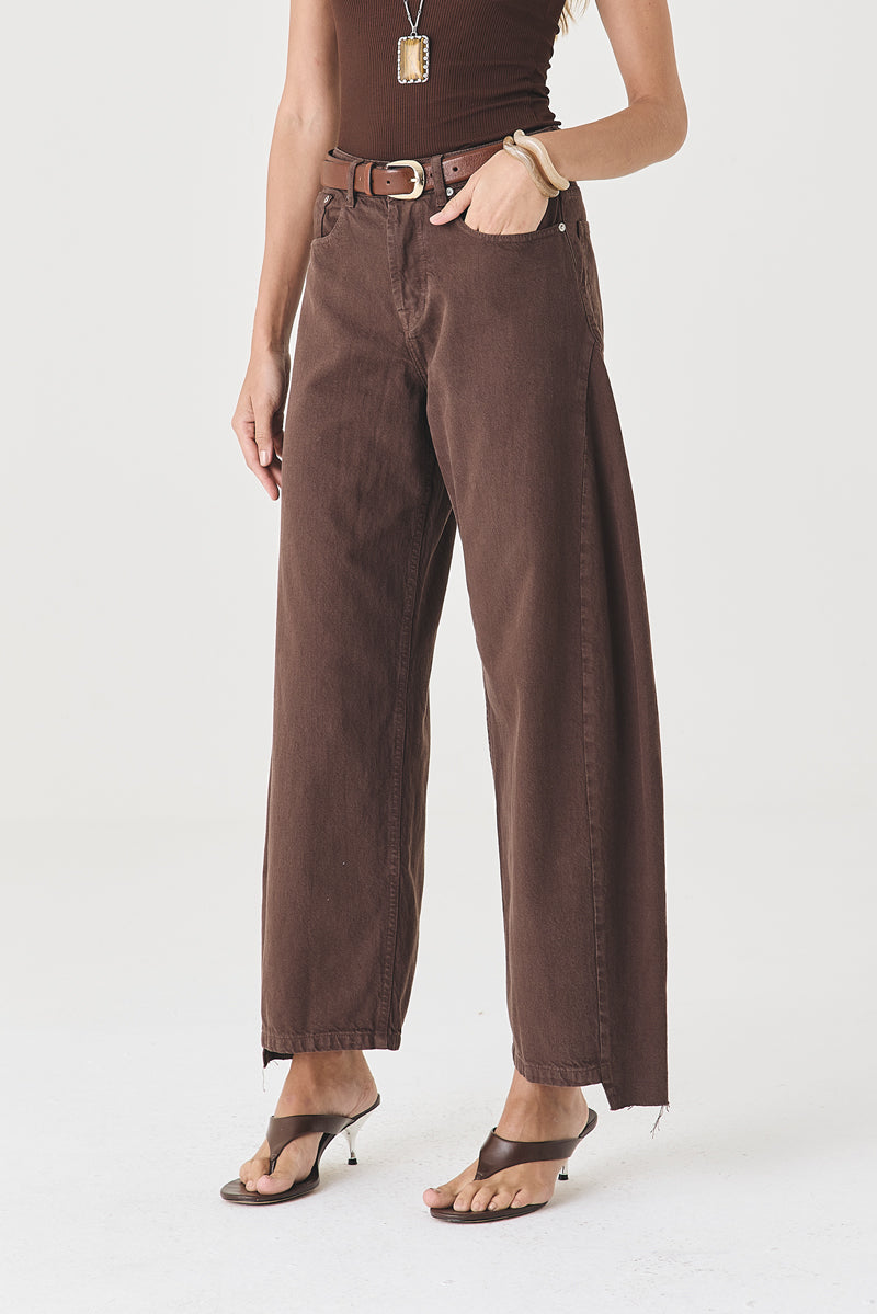 CALÇA ALINE FEMININA BARREL RECORTES SARJA MARROM