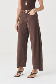 CALÇA ALINE FEMININA BARREL RECORTES SARJA MARROM