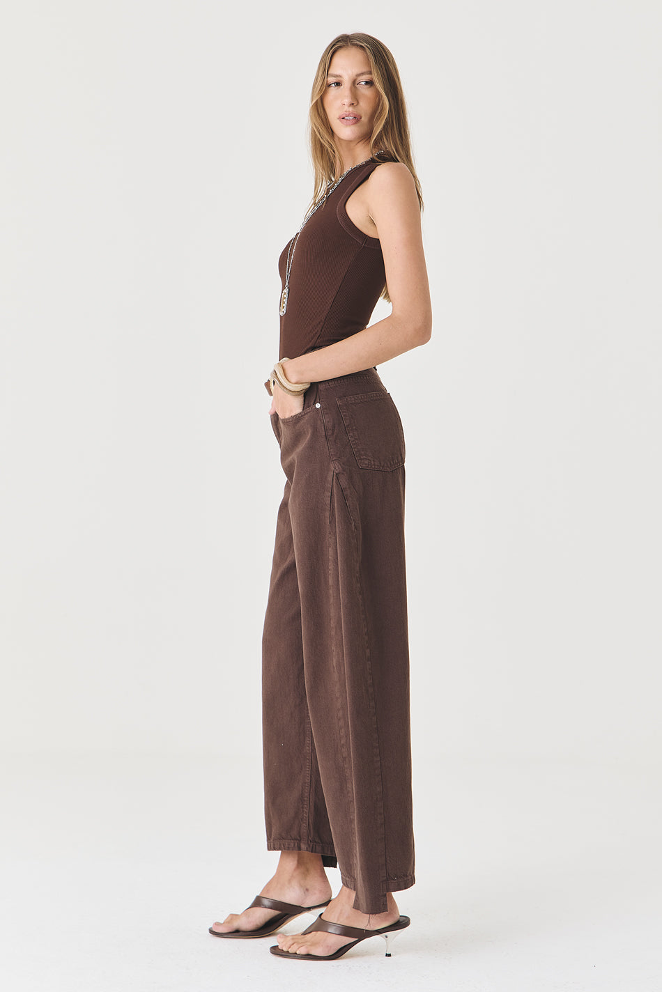 CALÇA ALINE FEMININA BARREL RECORTES SARJA MARROM