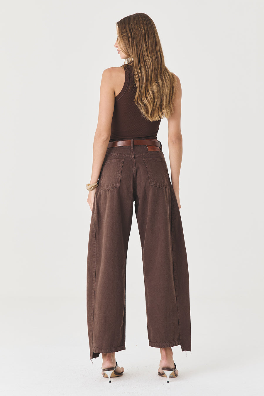 CALÇA ALINE FEMININA BARREL RECORTES SARJA MARROM