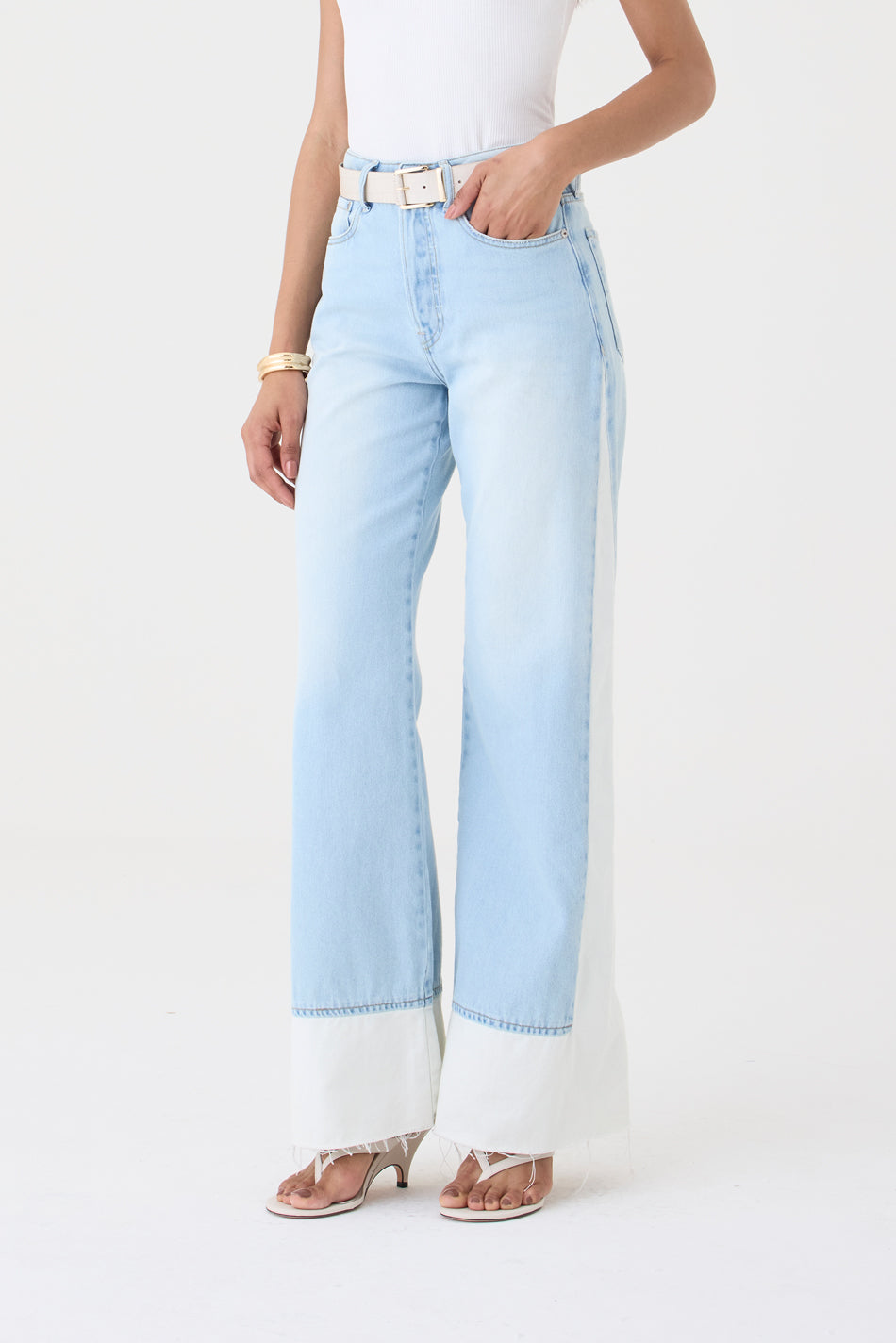 CALÇA ELIS FEMININA BOOTCUT  RECORTE LATERAL BARRA FIO JEANS CLARO
