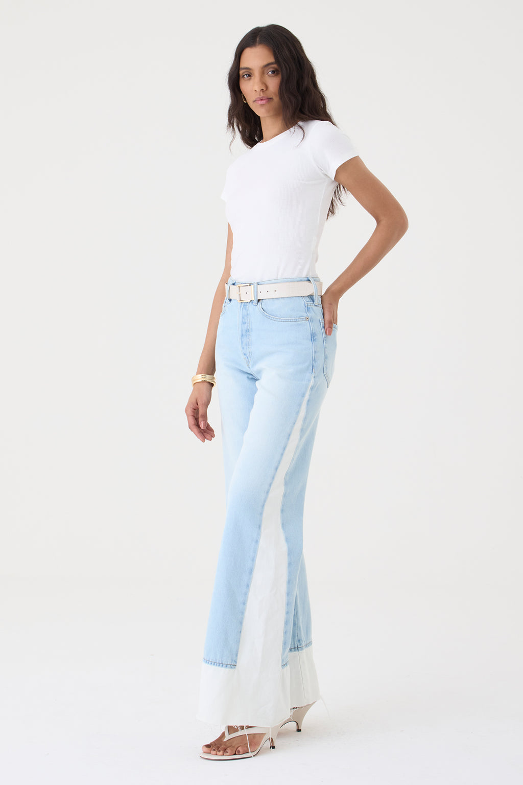 CALÇA ELIS FEMININA BOOTCUT  RECORTE LATERAL BARRA FIO JEANS CLARO