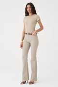 CALÇA LARISSA FEMININA BOOTCUT SARJA AREIA