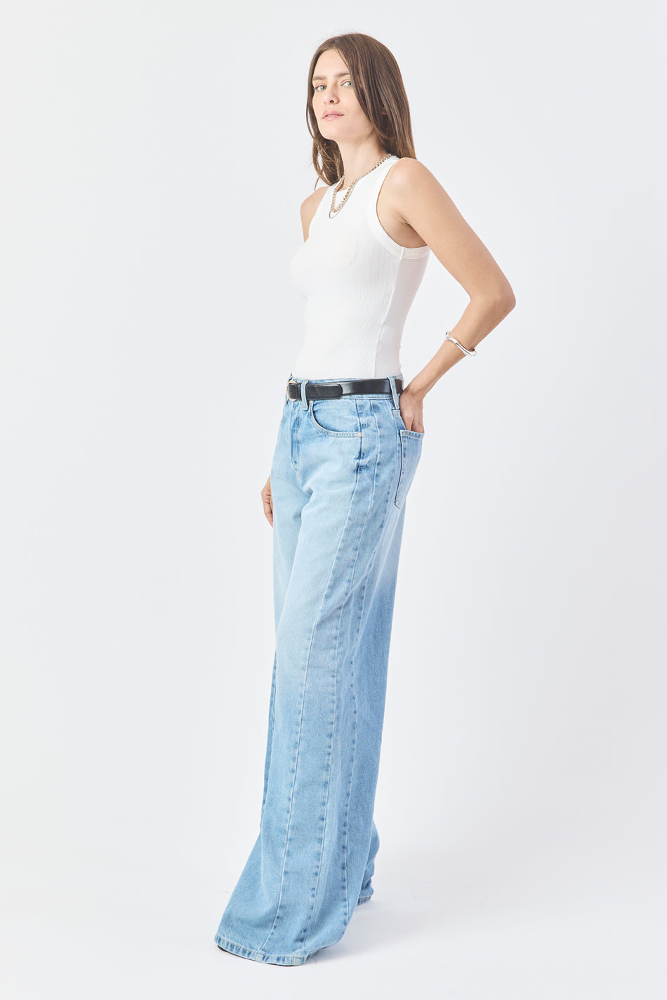 CALÇA YASMIN FEMININA WIDE LEG RECORTES JEANS MÉDIO