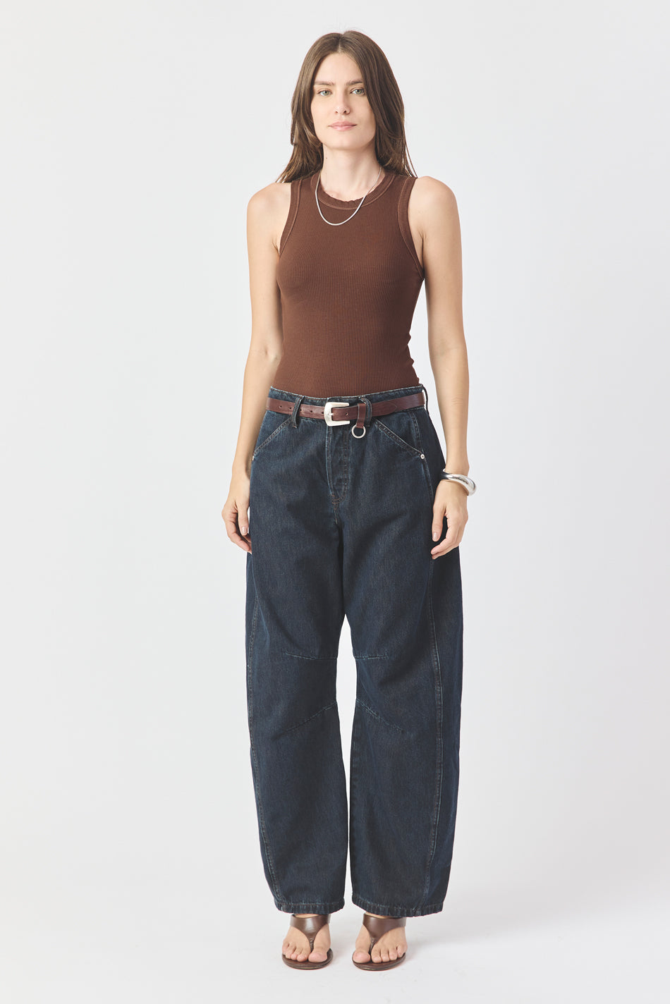 CALÇA EMILY FEMININA BARREL RECORTES E PENCE JEANS BROWN