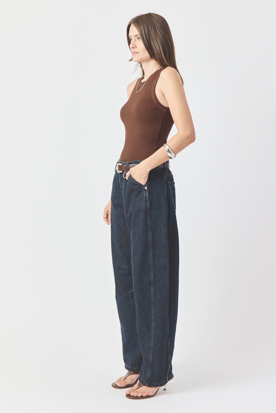 CALÇA EMILY FEMININA BARREL RECORTES E PENCE JEANS BROWN