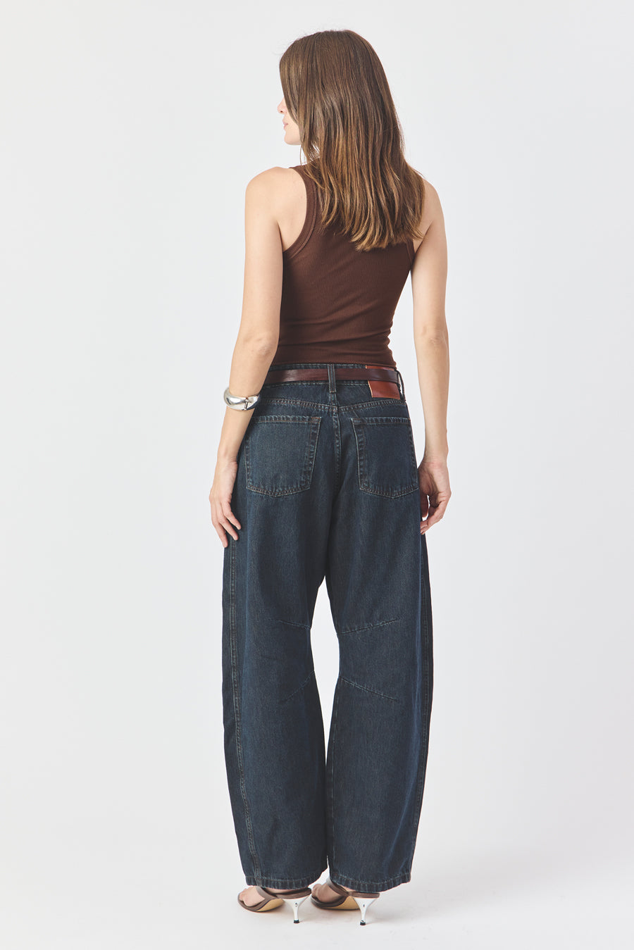 CALÇA EMILY FEMININA BARREL RECORTES E PENCE JEANS BROWN