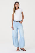 CALÇA MARIA FEMININA BARREL FENDA JEANS CLARO