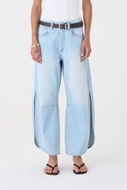 CALÇA MARIA FEMININA BARREL FENDA JEANS CLARO