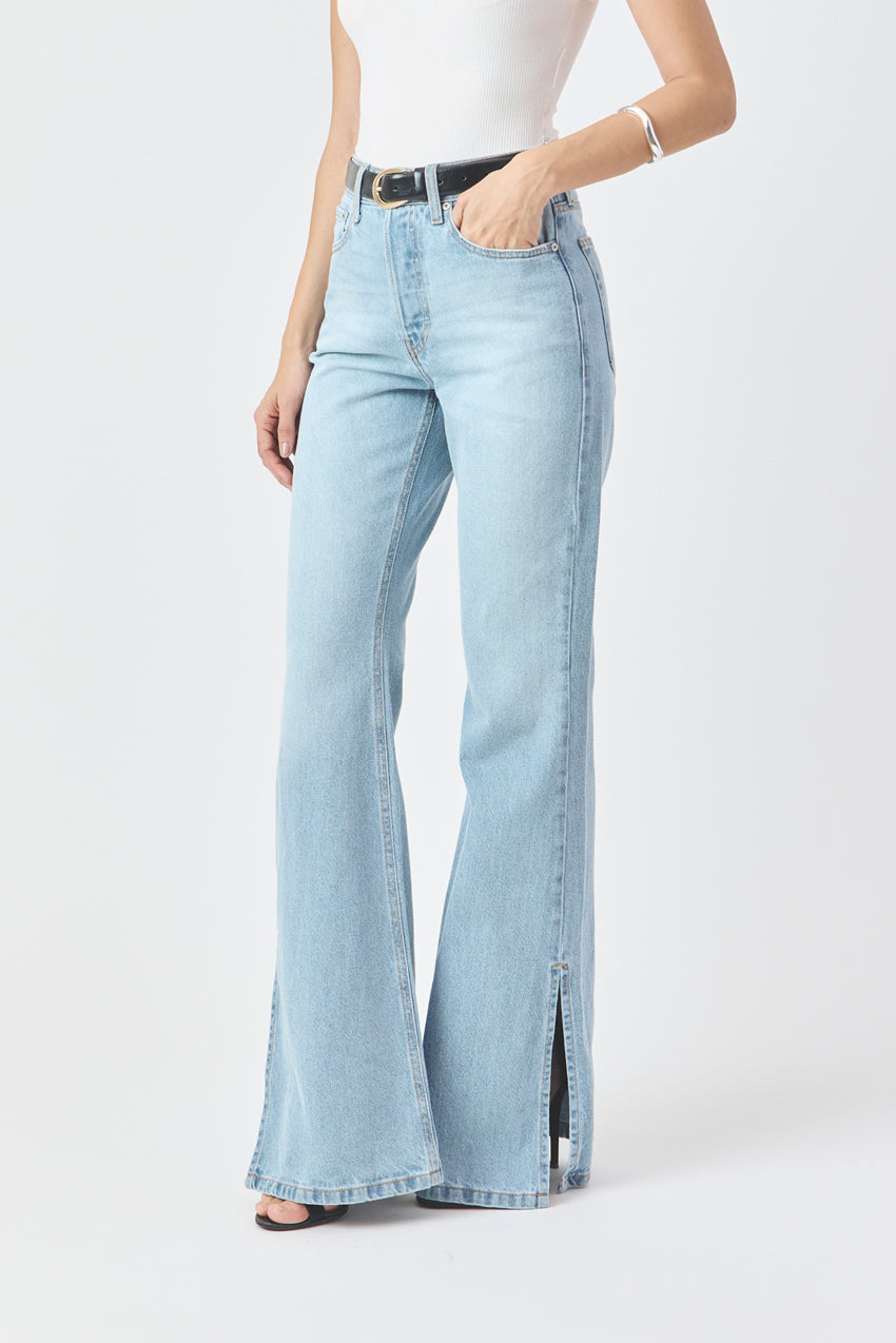 CALÇA ELIS FEMININA BOOTCUT COM FENDA JEANS CLARO