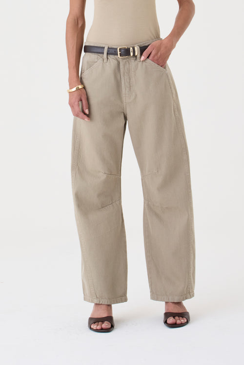 CALÇA EMILY FEMININA BARREL RECORTES E PENCE SARJA AREIA