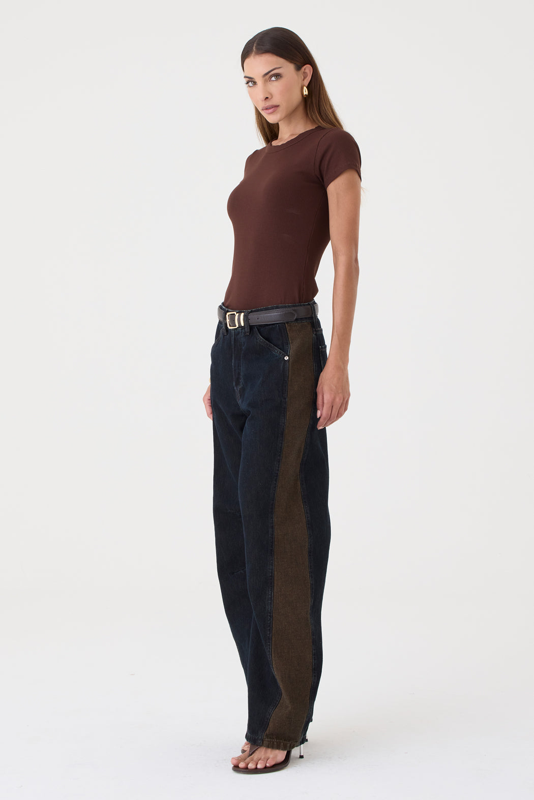 CALÇA EMILY FEMININA BARREL RECORTES E PENCE JEANS BROWN
