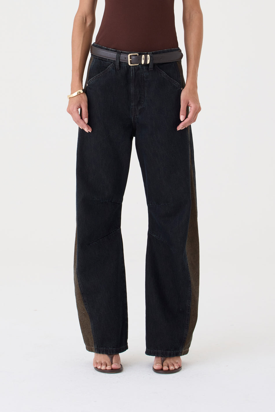 CALÇA EMILY FEMININA BARREL RECORTES E PENCE JEANS BROWN