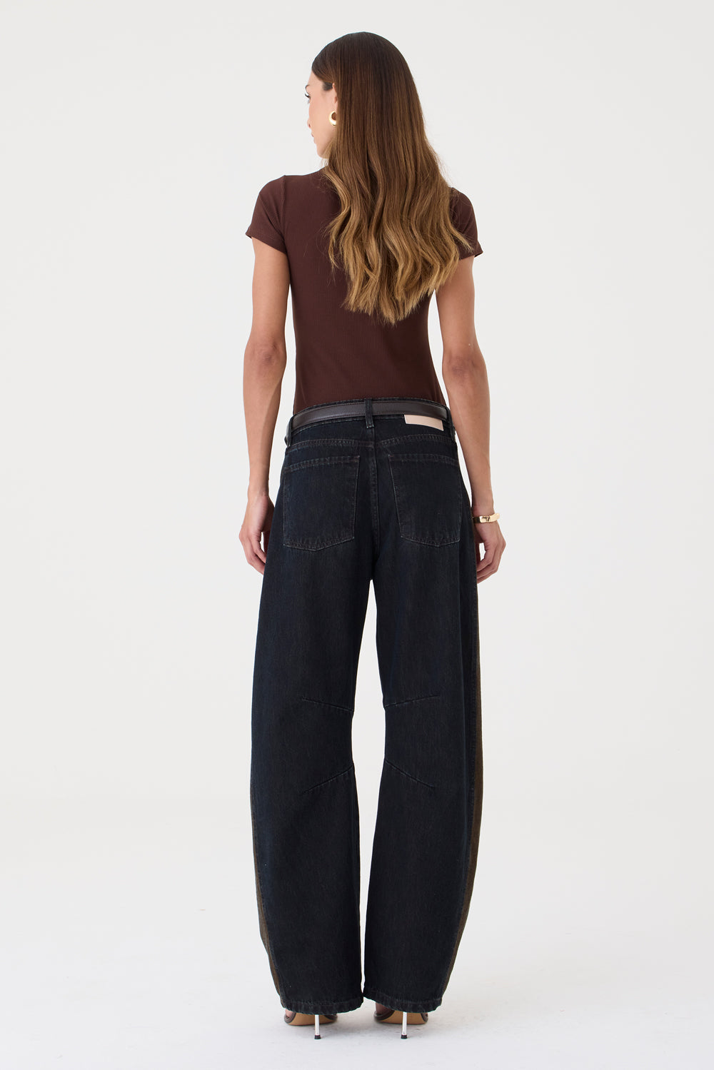 CALÇA EMILY FEMININA BARREL RECORTES E PENCE JEANS BROWN