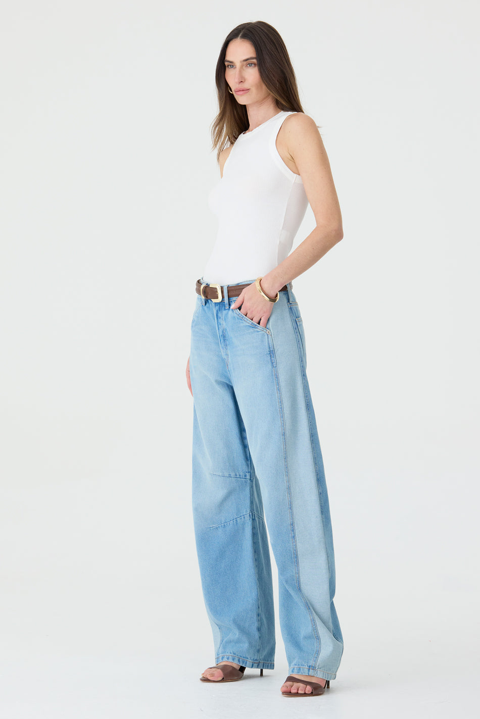 CALÇA EMILY FEMININA BARREL RECORTES E PENCE PATCH JEANS CLARO