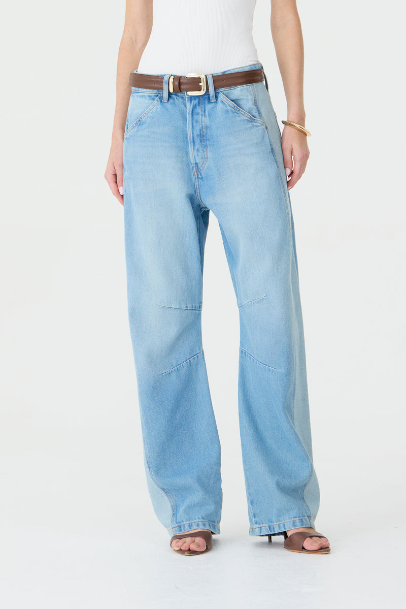 CALÇA EMILY FEMININA BARREL RECORTES E PENCE PATCH JEANS CLARO