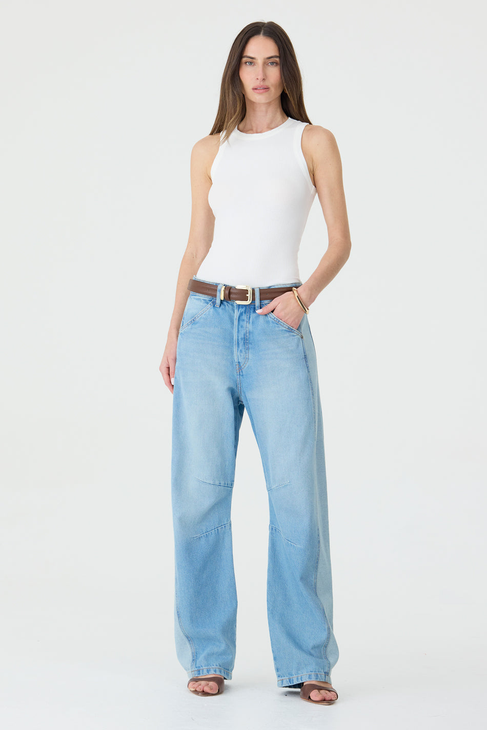 CALÇA EMILY FEMININA BARREL RECORTES E PENCE PATCH JEANS CLARO