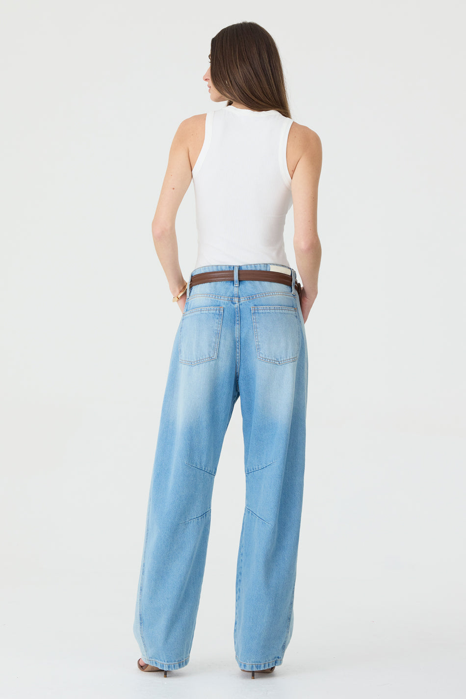 CALÇA EMILY FEMININA BARREL RECORTES E PENCE PATCH JEANS CLARO