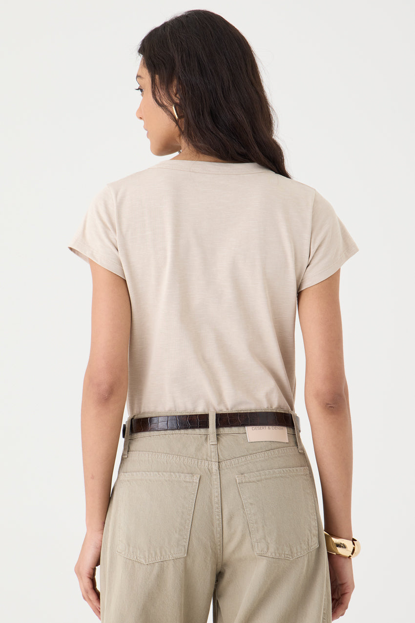 T-SHIRT FEMININA GOLA V - AREIA