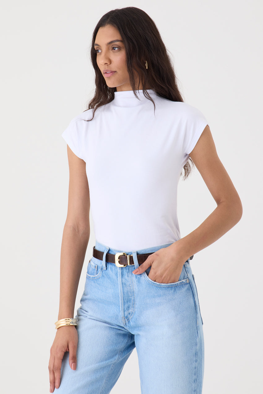 T-SHIRT FEMININA GOLA ALTA  - BRANCA