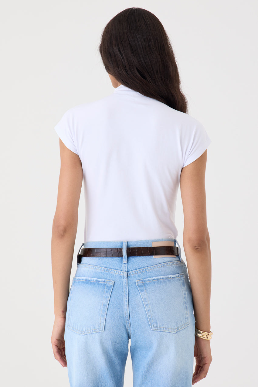T-SHIRT FEMININA GOLA ALTA  - BRANCA