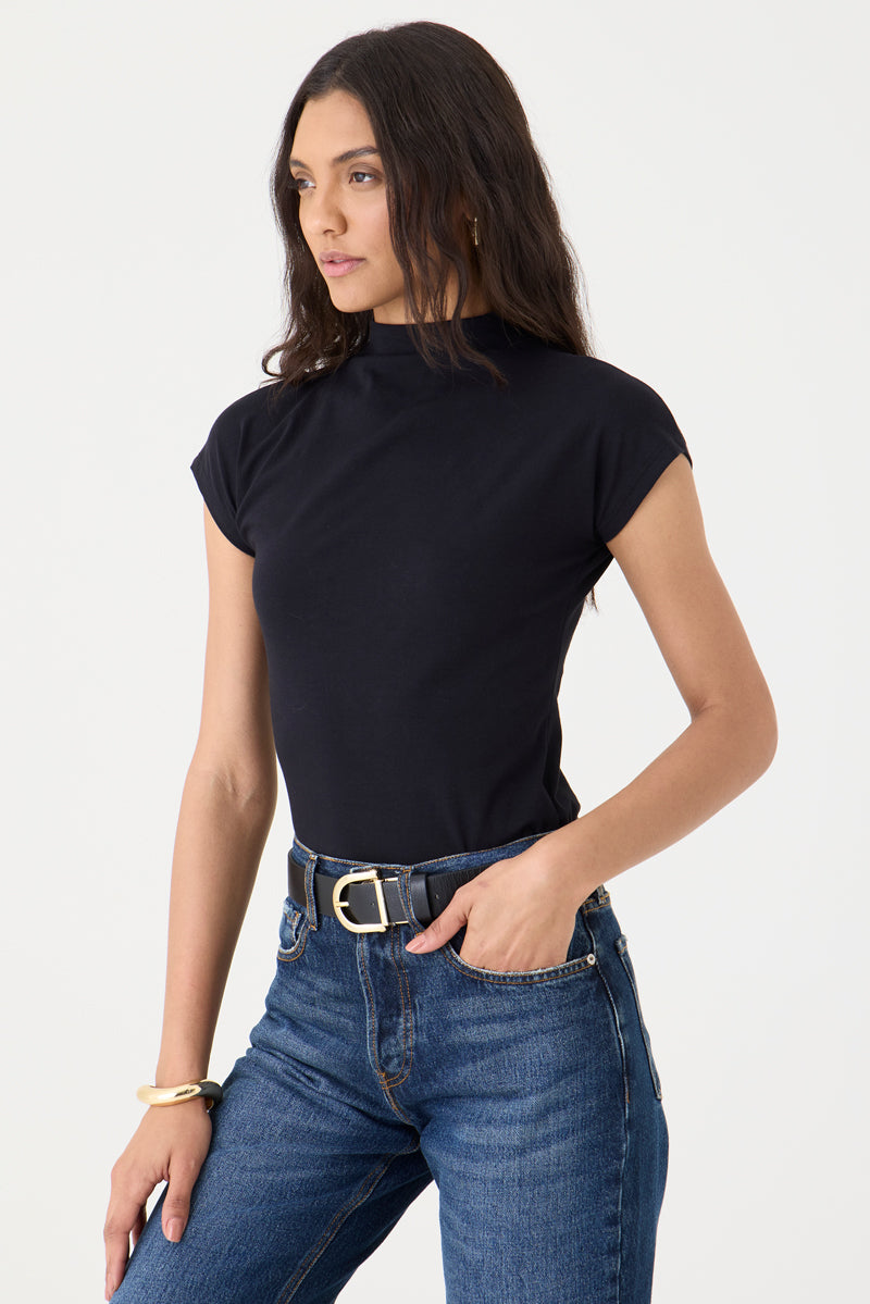 T-SHIRT FEMININA GOLA ALTA  - PRETA