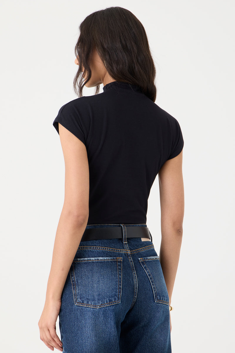 T-SHIRT FEMININA GOLA ALTA  - PRETA