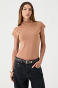 T-SHIRT FEMININA GOLA ALTA  - CARAMELO