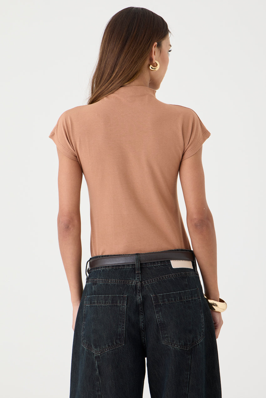 T-SHIRT FEMININA GOLA ALTA  - CARAMELO