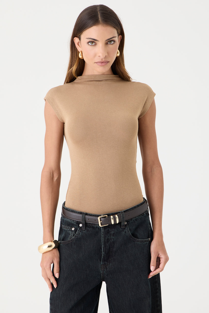 T-SHIRT GOLA ALTA TRICOT AREIA ESCURO