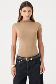 T-SHIRT GOLA ALTA TRICOT AREIA ESCURO