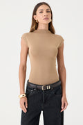 T-SHIRT GOLA ALTA TRICOT AREIA ESCURO