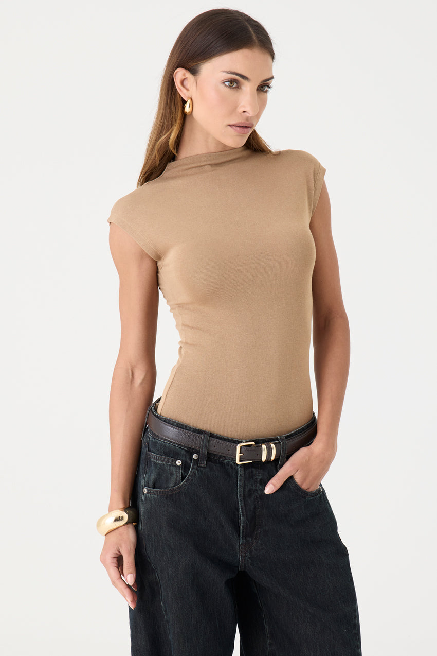 T-SHIRT GOLA ALTA TRICOT AREIA ESCURO