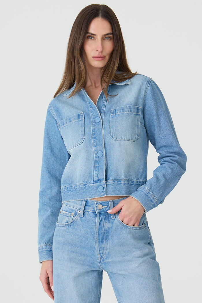 JAQUETA FEMININA JEANS BOLSOS E BOTOES ENCAPADOS