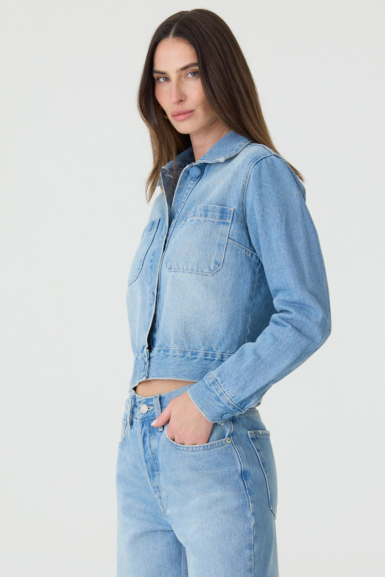 JAQUETA FEMININA JEANS BOLSOS E BOTOES ENCAPADOS
