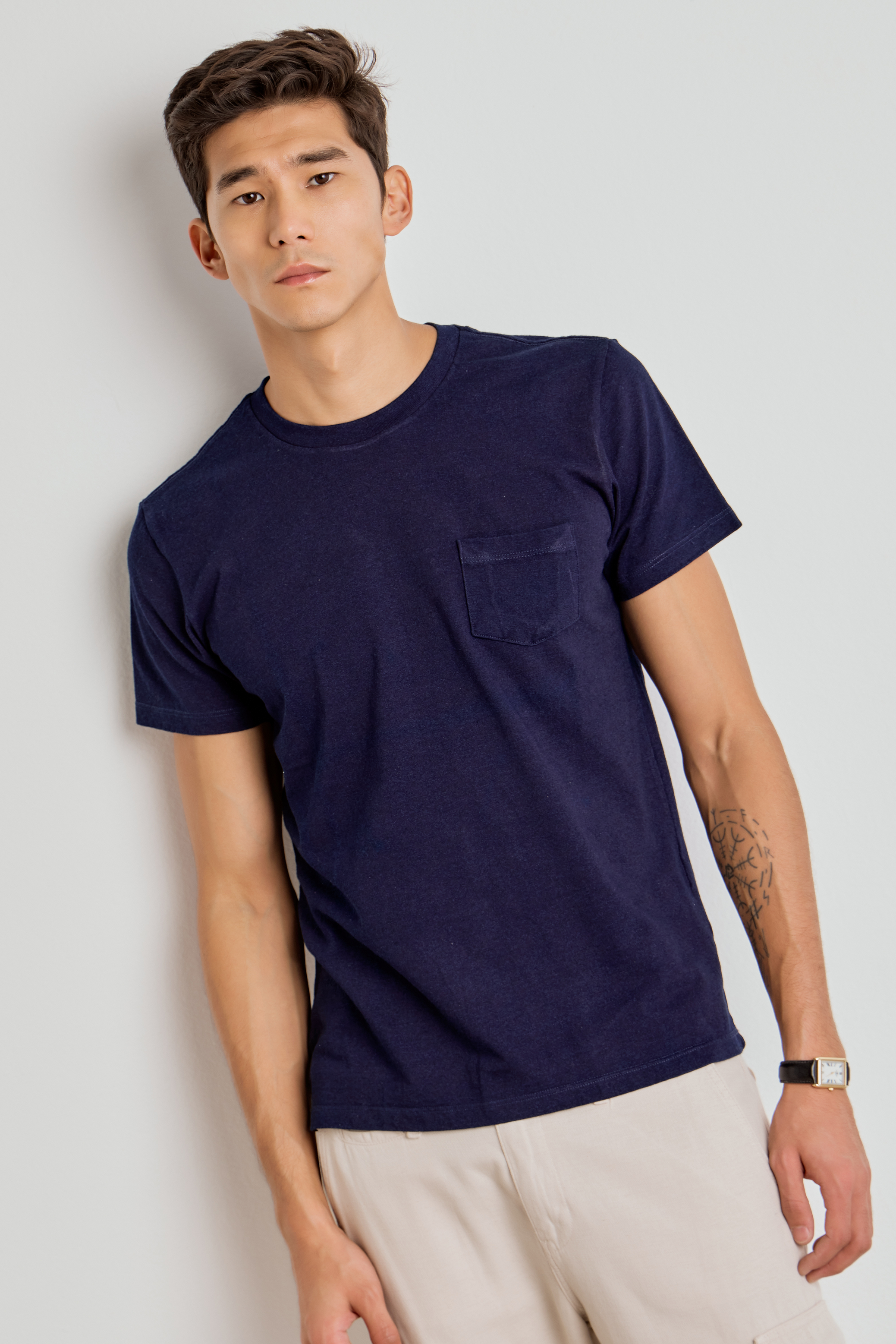 CAMISETA MASCULINA COM BOLSO ALGODÃO AZUL ÍNDIGO
